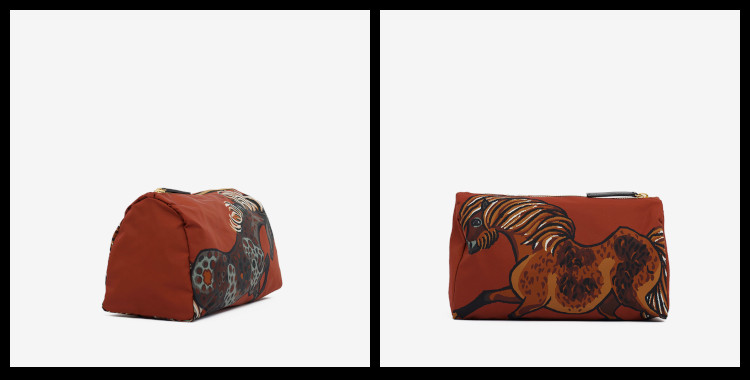 Trousse de Toilette, en Polyester, Inoui Éditions, Western, Les Chevaux, en rouge.                                              Dimensions : 22,5 x 14 x 11,5 cm.
