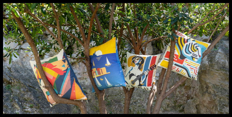 Les coussins de la marque marseillaise On-U-In, sont fabriqués en France, 100% coton. Ils représentent un cheval, Marseille, une guitariste, un tigre. La photo est prise dans un arbre d'un jardin situé près de la plage du prophète, derrière le bord de mer de la corniche, à Marseille.