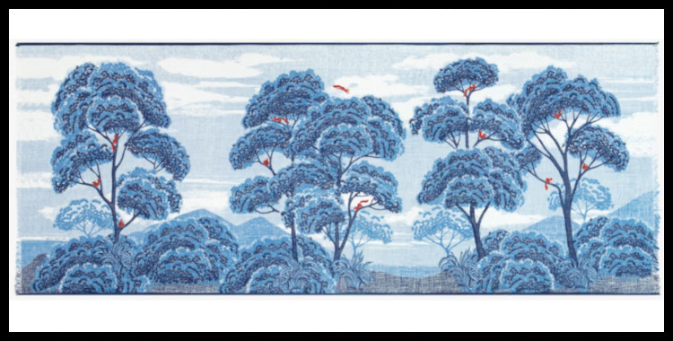 étole , paréo inoui éditions représente des écureuils dans les arbres, en bleu.