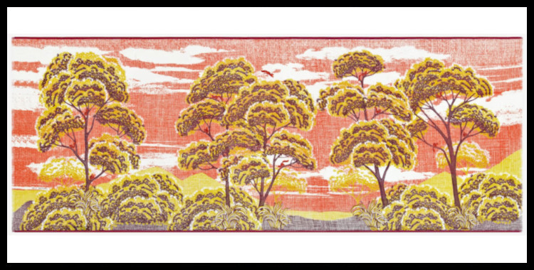 étole , paréo inoui éditions représente des écureuils dans les arbres, en jaune.