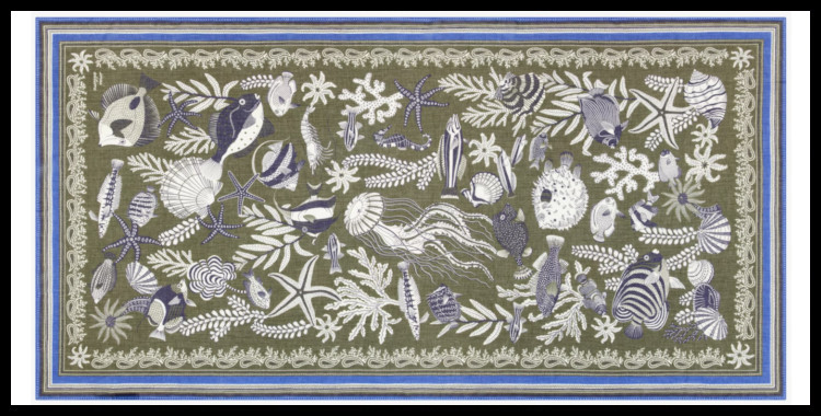 étole , paréo inoui éditions représente les animaux marins, en kaki.