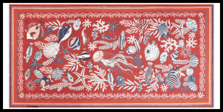 étole , paréo inoui éditions représente les animaux marins, en rouge.