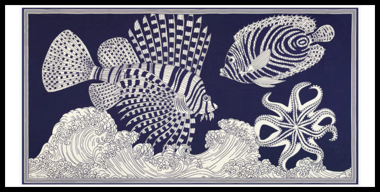 étole , paréo inoui éditions représente la vague et les animaux marins, en bleu marine.