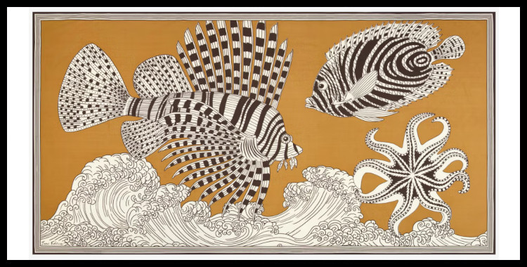 étole , paréo inoui éditions représente la vague et les animaux marins, en jaune mordoré.