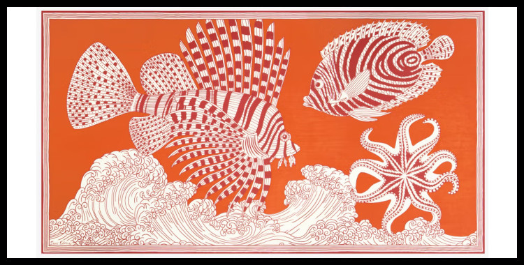 étole , paréo inoui éditions représente la vague et les animaux marins, en orange.