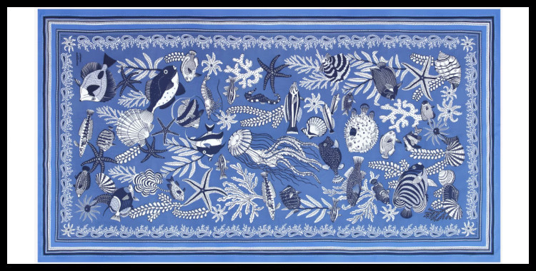 Ce fouta Neptune inoui éditions, représente les animaux marins, en bleu.