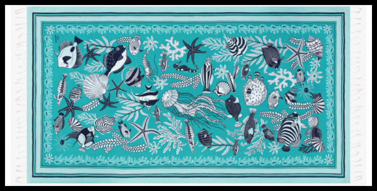 Ce fouta Neptune inoui éditions, représente les animaux marins, en bleu turquoise.