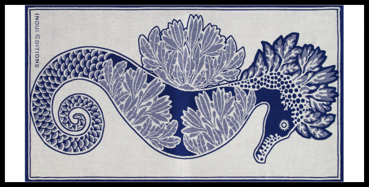 Serviette éponge, inoui éditions représente un hippocampe, en blanc et bleu marine.