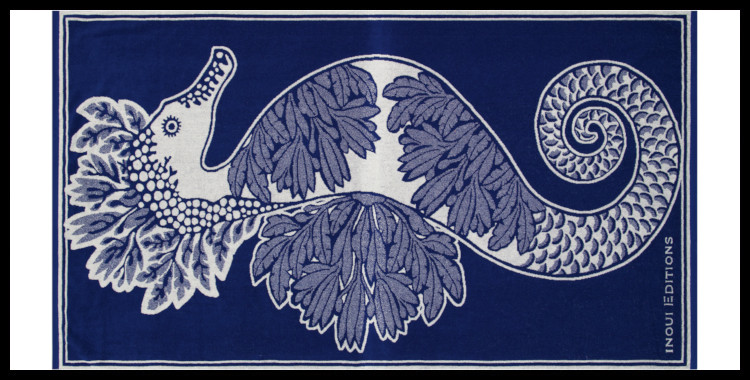 Serviette éponge, inoui éditions représente un hippocampe, en bleu marine et blanc.