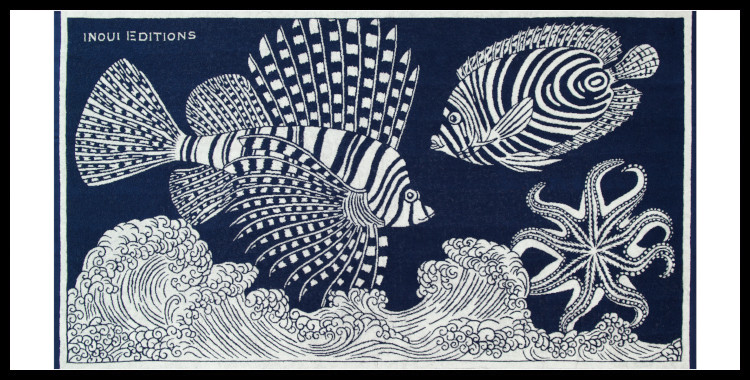 Serviette éponge, inoui éditions représente des poissons et des vagues, bleu marine et blanc